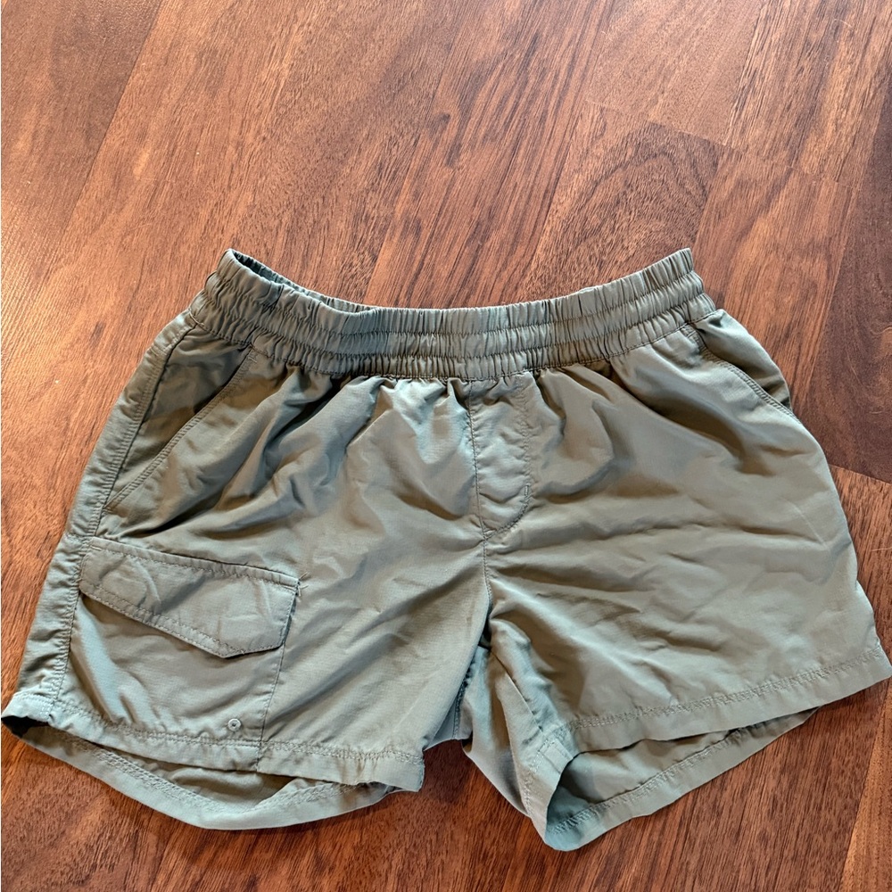 Columbia Women’s Silver Ridge shorts Green color size medium